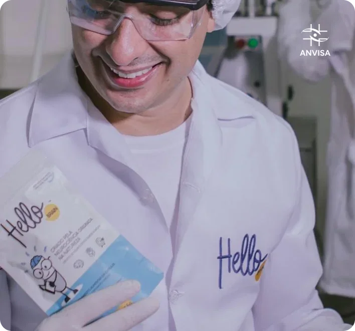 profissional-de-jaleco-segurando-um-sache-de-hellobrain