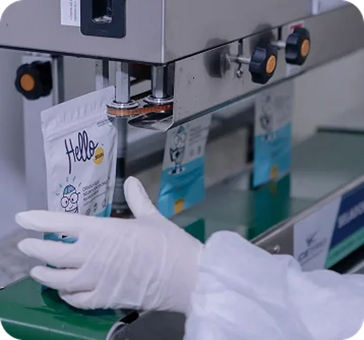 sache-de-hellobrain-sendo-selado-na-linha-de-producao
